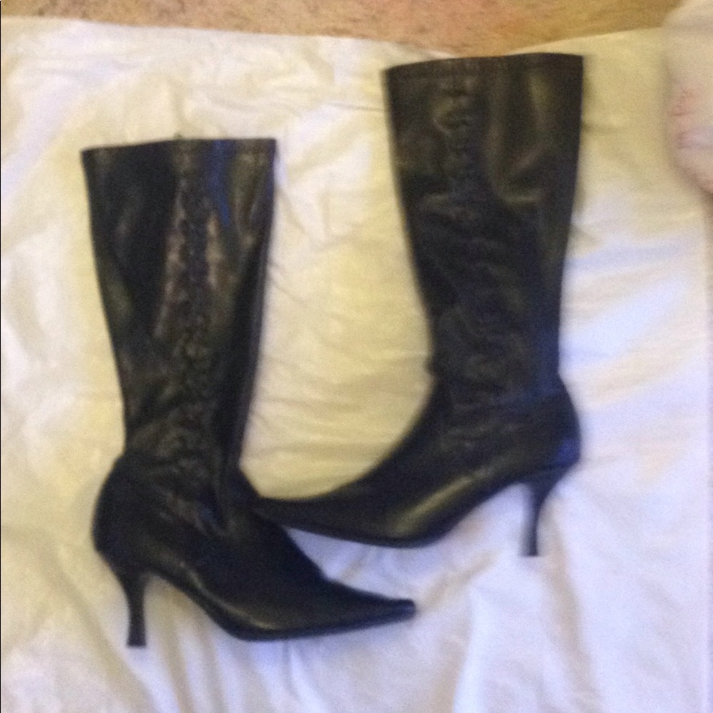 Nice black boots to small
